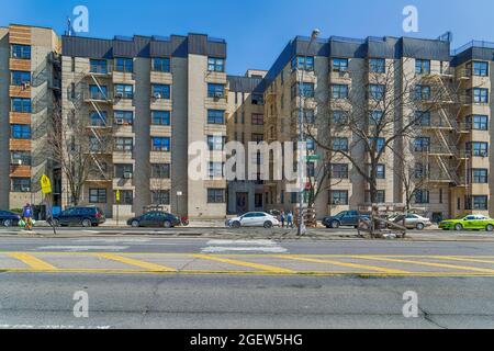 1166 Grand Concourse ist ein Art déco-Wahrzeichen, das von Jacob M. Felson entworfen wurde. Es ist Teil des Bronx Grand Concourse Historic District. Stockfoto