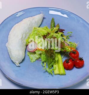 Eiweiß-Omelett mit Tomaten, Spargel und gemischten Salatblättern Stockfoto