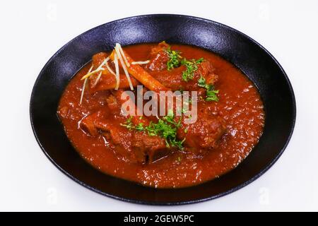 indisches Essen, langsam gekochtes indisches Lamm oder Hammelschenkelcury, auch bekannt als Nalli rogan josh Stockfoto