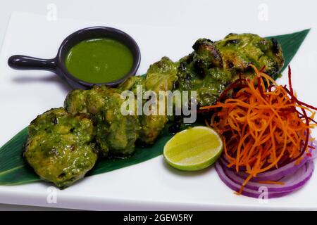 Grünes Huhn Tikka. Minze, Spinat und Joghurt mariniert gewürzt Tandoori Huhn, indische Küche Stockfoto