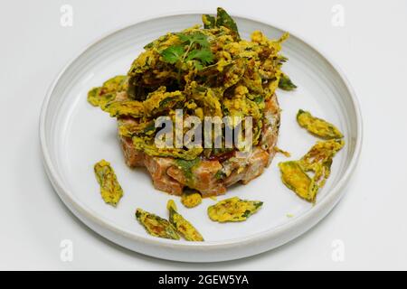 Gebratene Süßkartoffeln und knusprig gebratener Ladies Finger indian Style Salat, Street Chaat Food Stockfoto