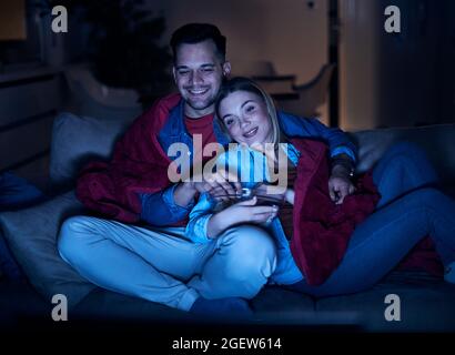 Couple Movie Night tc Laptop Popcorn liebt es, Unterhaltung zu sehen Stockfoto