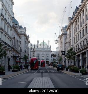 London, Greater London, England, August 10 2021: Blick auf das ehemalige Alliance Life Insurance-Gebäude im Piccadilly Circus. Stockfoto