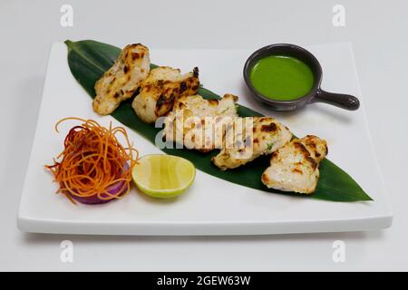 indische Spezialitäten Tandoori malai Chicken Tikka, marinierte Hühnerwürfel auf Cremebasis, gekocht im Tonofen Stockfoto