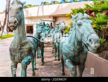 Lebensgroße Bronze-Nachbildung des Royal Taiwanese Chariot und Pferde, Waikoloa Village, Hawaii Island, Hawaii, USA Stockfoto