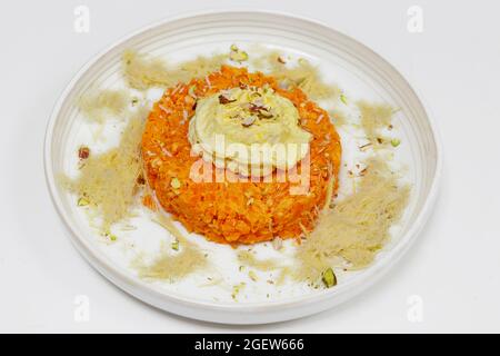 Karotten-Halwa mit süßer Creme und soan-Papdi, indische Süßspeisen Stockfoto