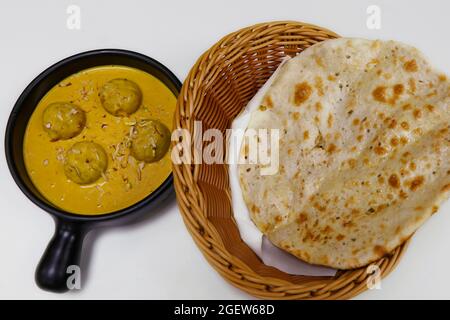 Paneer pasanda (Hüttenkäse) indische Küche in reicher Cashewnuss- und Safrangravy, serviert mit Tandoori Naan Stockfoto