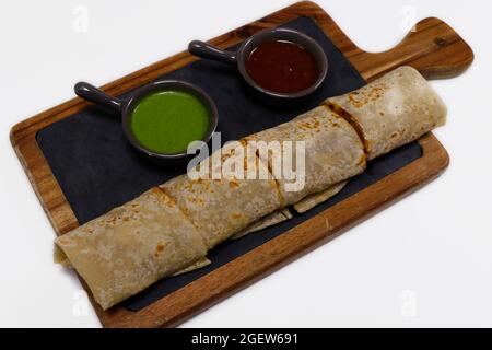 Chicken Tikka Wrap Sandwich serviert mit Minze und Tamarinde Chutney, indische Street Food Stockfoto