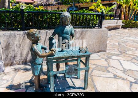 Bronzeskulptur von Guava Juice Stand am Queens Marketplace in Waikoloa, Hawaii Island, Hawaii, USA Stockfoto