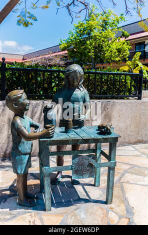 Bronzeskulptur von Guava Juice Stand am Queens Marketplace in Waikoloa, Hawaii Island, Hawaii, USA Stockfoto