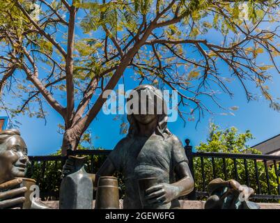 Bronzeskulptur von Guava Juice Stand am Queens Marketplace in Waikoloa, Hawaii Island, Hawaii, USA Stockfoto