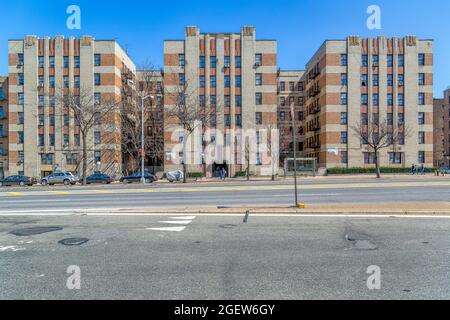 1500 Grand Concourse, eines von vielen von Jacob M. Felson entworfenen Art Deco-Mehrfamilienhäusern in der Bronx, wurde 1935 erbaut. Stockfoto