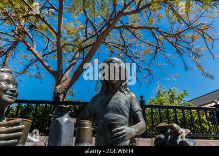 Bronzeskulptur von Guava Juice Stand am Queens Marketplace in Waikoloa, Hawaii Island, Hawaii, USA Stockfoto