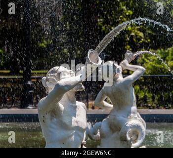 Nahaufnahme mythischer Kreaturen im Forsythe Park Fountain, Savannah, Georgia, USA Stockfoto