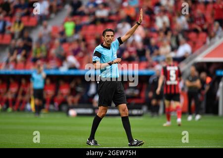 Leverkusen, Deutschland. August 2021. Fußball: Bundesliga, Bayer Leverkusen - Borussia Mönchengladbach, Matchday 2 in der BayArena. Schiedsrichter Deniz Aytekin reagiert während des Spiels. Quelle: Marius Becker/dpa/Alamy Live News Stockfoto