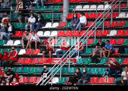 Moskau, Russland. August 2021. Einige Arsenal-Fans auf den Tribünen während des UEFA Womens Champions League-Fußballspiels der 1. Runde zwischen Arsenal und PSV Eindhoven in der Sapsan Arena in Moskau, Russland. Kredit: SPP Sport Pressefoto. /Alamy Live News Stockfoto