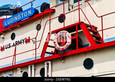 Der Schlepper Ludington diente in der D-Day-Invasion des Zweiten Weltkriegs in der Normandie und liegt jetzt im Harbor Park am Kewaunee River in Downtown, Kewaunee, WI Stockfoto