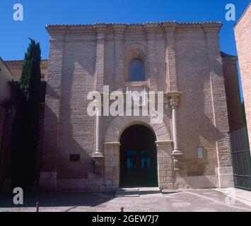 FACHADA DEL MUSEO INAUGURADO DE EL AÑO 2000 EN LA ANTIGUA IGLESIA DE SAN MARTIN - S XVI. ORT: MUSEO DE LAS FERIAS. MEDINA DEL CAMPO. Valladolid. SPANIEN. Stockfoto