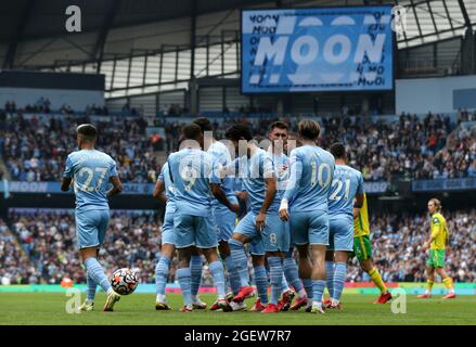 21. August 2021; Manchester City Stadium, Manchester, England, Premier League Football, Manchester City gegen Norwich;die Spieler von Manchester City feiern nach dem eigenen Tor von Norwich City-Torwart Tim Krul nach 6 Minuten Stockfoto