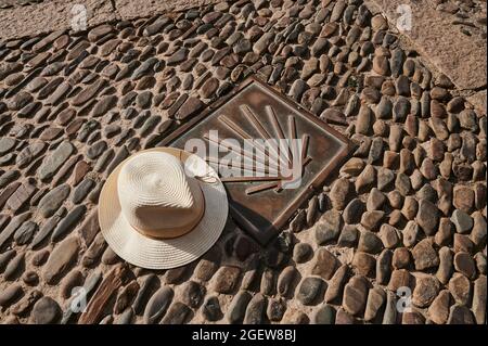 hut neben dem Symbol des Camino de Santiago in einer gepflasterten Straße, Santo Domingo de la Calzada, La Rja, Spanien, Europa Stockfoto