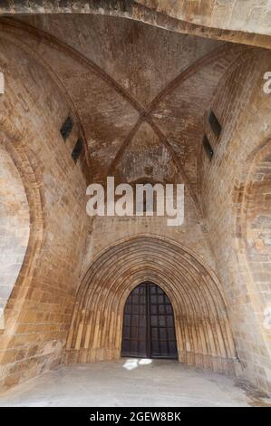 Seitentür der Kathedrale in Santo Domingo de la Calzada, Holztür informieren über Bogen unter de Kuppel im Weg von st james, La Rja, Spanien, Europa Stockfoto