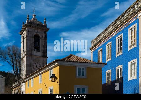 Detail von bunten Gebäuden im historischen Zentrum der Stadt Sintra, in der Nähe von Lissabon, Portugal. Stockfoto