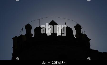 Ruine der Burg boskovice in der tschechischen republik. Silhouette eines Turms der Burg boskovice Stockfoto