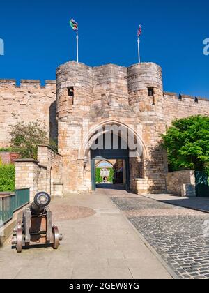 2 July 2019 Lincoln, UK - der Eingang zum Schloss und eine alte Kanone, die draußen sianding. Stockfoto