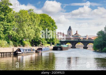 4. Juli 2019: Newark on Trent, Nottinghamshire, Großbritannien - der Fluss Trent, mit Schmalbooten, und die historische Trent Bridge, erbaut 1775. Stockfoto