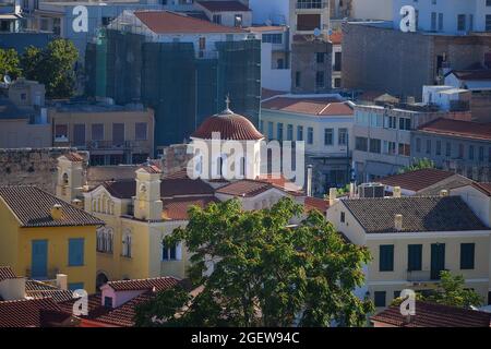 Malerische Aussicht auf Panaghia Grigoroussa und Aghioi Taxiarhes eine byzantinische Kirche aus dem 12. Jahrhundert und archäologische Schätze in Plaka Athen, Griechenland. Stockfoto