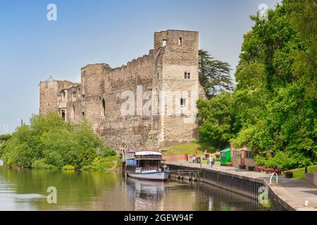 4. Juli 2019: Newark-on-Trent, Nottinghamshire, Großbritannien - Newark Castle und der Fluss Trent im Sommer. Tour Boot am Kai, Menschen auf dem Weg neben i festgemacht Stockfoto