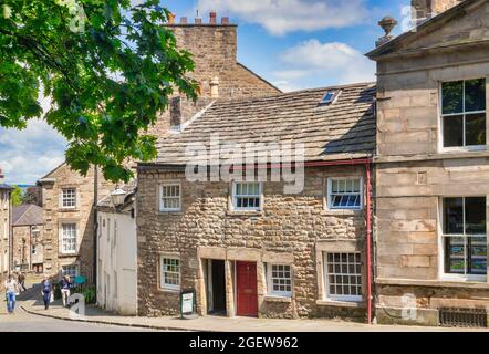 12. Juli 2019: Lancaster, Großbritannien - das Cottage Museum, das einen Einblick in das frühe viktorianische Leben gibt, eine Gruppe von Menschen, die den Hügel hinaufgehen. Stockfoto