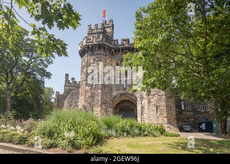 12. Juli 2019: Lancaster, Großbritannien - Lancaster Castle, der Vordereingang, umgeben von seinem Garten. Es war bis zu seiner Schließung Großbritanniens Gefängnis mit der längsten Haftstrafe Stockfoto