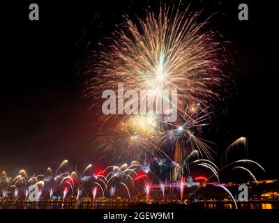 Feuerwerk zum State Foundation Day am 2022 20.. August. Feuerwerk über der Donau in Budapest, Ungarn. Buda Schloss auf der linken Seite Kette bri Stockfoto