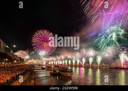 Feuerwerk zum State Foundation Day am 2022 20.. August. Feuerwerk über der Donau in Budapest, Ungarn. Buda Schloss auf der linken Seite Kette bri Stockfoto