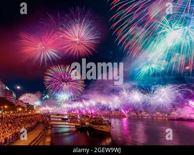 Feuerwerk zum State Foundation Day am 2022 20.. August. Feuerwerk über der Donau in Budapest, Ungarn. Buda Schloss auf der linken Seite Kette bri Stockfoto