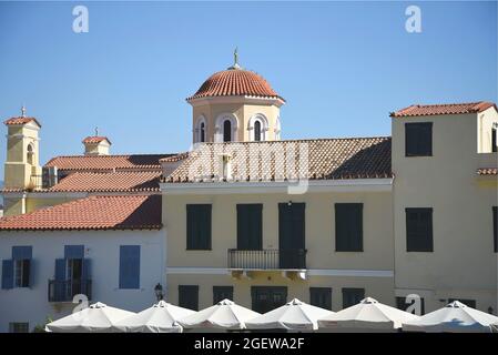 Malerische Aussicht auf Panaghia Grigoroussa und Aghioi Taxiarhes eine byzantinische Kirche aus dem 12. Jahrhundert und archäologische Schätze in Plaka Athen Griechenland. Stockfoto