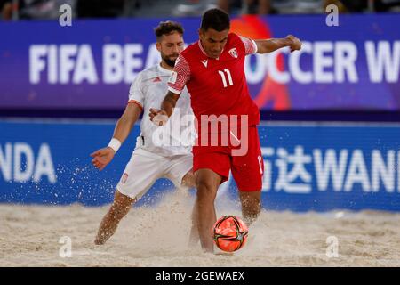 21. August 2021; Luzhniki-Stadion, Moskau, Russland: FIFA World Cup Beach Football-Turnier; Dona aus Spanien schießt und schießt während des Spiels der Gruppe B an Dylan Paama aus Taiti vorbei Stockfoto