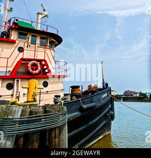 Der Schlepper Ludington diente in der D-Day-Invasion des Zweiten Weltkriegs in der Normandie und liegt jetzt im Harbor Park am Kewaunee River in Downtown, Kewaunee, WI Stockfoto