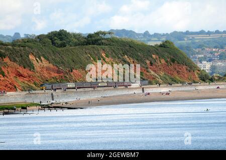 '57315' (in Führung) und '57804' (hinten) nähern sich Dawlish mit einer Eisenbahntour nach Torbay. Stockfoto