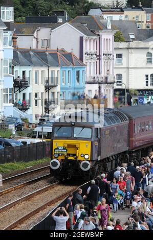 '57315' (Führung) und '57804' (hinten) bei Dawlish mit einer Eisenbahnfahrt nach Torbay. Stockfoto