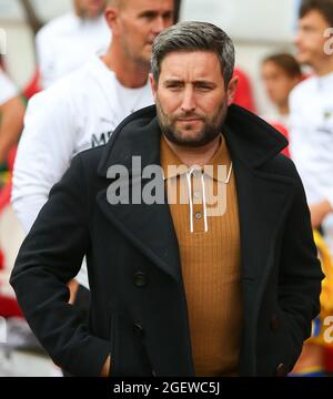 SUNDERLAND, GROSSBRITANNIEN. 21. AUGUST Sunderland Manager Lee Johnson während des Sky Bet League 1-Spiels zwischen Sunderland und AFC Wimbledon im Stadium of Light, Sunderland, am Samstag, 21. August 2021. (Kredit: Michael Driver | MI Nachrichten) Kredit: MI Nachrichten & Sport /Alamy Live Nachrichten Stockfoto