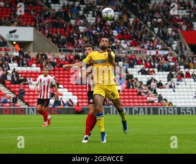 SUNDERLAND, GROSSBRITANNIEN. 21. AUGUST Ollie Palmer von AFC Wimbledon gewinnt während des Sky Bet League 1-Spiels zwischen Sunderland und AFC Wimbledon am Samstag, dem 21. August 2021, im Stadion of Light in Sunderland einen Header. (Kredit: Michael Driver | MI Nachrichten) Kredit: MI Nachrichten & Sport /Alamy Live Nachrichten Stockfoto