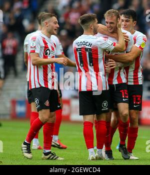 SUNDERLAND, GROSSBRITANNIEN. 21. AUGUST Sunderland die Spieler feiern das Tor von Carl Winchester, Sunderland, während des Sky Bet League 1-Spiels zwischen Sunderland und AFC Wimbledon am Samstag, dem 21. August 2021, im Stadion of Light, Sunderland. (Kredit: Michael Driver | MI Nachrichten) Kredit: MI Nachrichten & Sport /Alamy Live Nachrichten Stockfoto