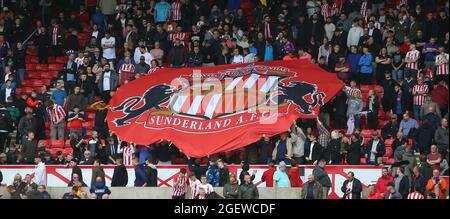 SUNDERLAND, GROSSBRITANNIEN. 21. AUGUST Sunderland-Fans während des Sky Bet League 1-Spiels zwischen Sunderland und AFC Wimbledon im Stadion of Light, Sunderland, am Samstag, 21. August 2021. (Kredit: Michael Driver | MI Nachrichten) Kredit: MI Nachrichten & Sport /Alamy Live Nachrichten Stockfoto