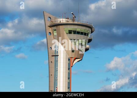 Moskau, Russland - 02. August 2015: Außenansicht des Kontrollturms im internationalen Flughafen Sheremetyevo. Stockfoto