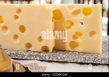 Käsesammlung, halbharter französischer Käse emmentaler mit runden Löchern aus Kuhmilch aus der Nähe Stockfoto