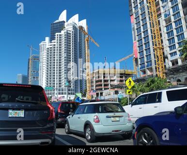 SUNNY ISLES, USA - 08. Mai 2020: Ein Gebäude im Bau, gesehen von einem Stau in Sunny Isles, Florida, USA Stockfoto