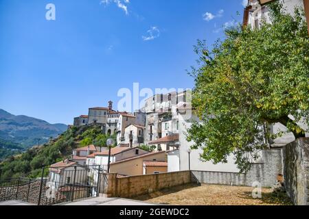 Panoramablick auf Rivello, eine mittelalterliche Stadt in der Region Basilicata, Italien. Stockfoto