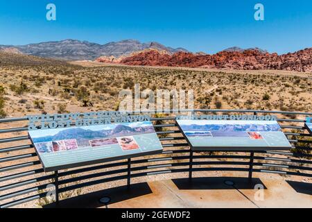 Interpretierender Blick auf die umliegenden Berge und das Calico Basin im Red Rock Canyon Visitors Center, Red Rock Canyon NCA, Las Vegas, USA Stockfoto